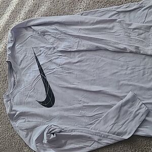 Nike Dri-Fit Men's size Medium Long-Sleeved T-shirt
